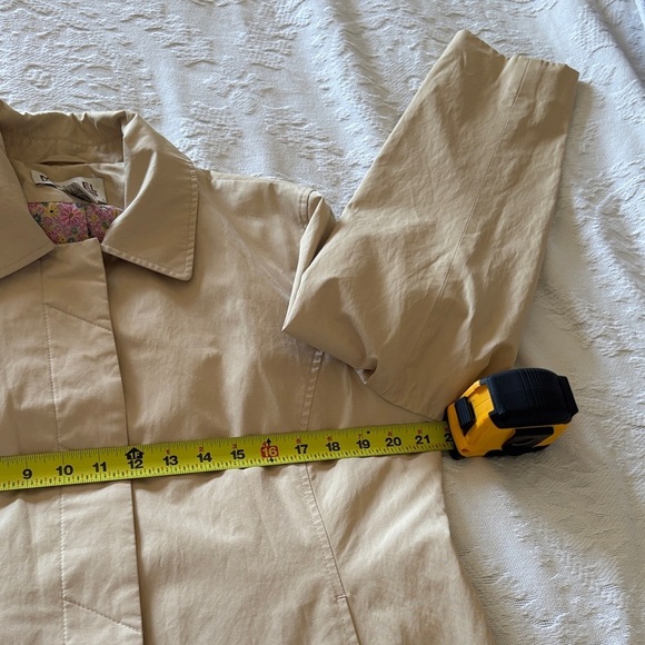 Beautiful Gently Loved Women's Tan Rain Coat with Floral Lining by Michael Kors - Picture 6 of 15